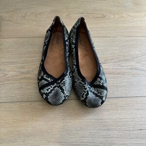 Vionic Caroll Snake Embossed Leather Ballet Flats Size 10